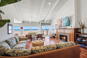 Televisor, llar de foc i reproductor de DVD 