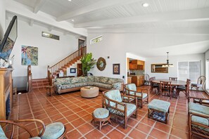 テレビ、暖炉、DVD プレーヤー