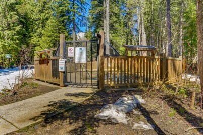 Dog-friendly, upscale condo with shared pool & hot tub - one mile from skiing