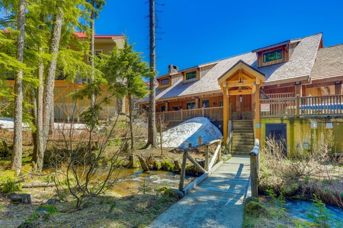Dog-friendly, upscale condo with shared pool & hot tub - one mile from skiing
