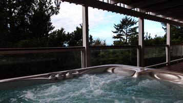 Banyera d'hidromassatge a l'aire lliure