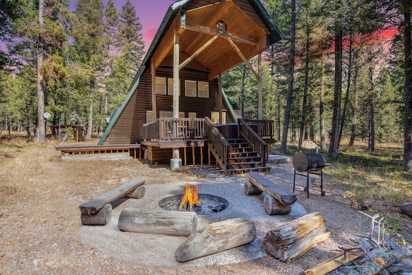 Roger Dodger ~ covered hot tub on the deck and fire pit to enjoy (please bring your own wood)