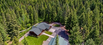 Incredible Aspen Lodge! Game Rooms*Hot Tub*Sledding Hill*5 Private Acres