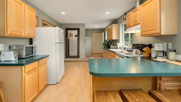 Jääkaappi, mikroaaltouuni, uuni, liesi