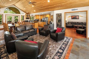 Televisión, chimenea, reproductor de DVD, futbolito