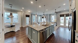 冰箱、微波炉、烤箱、炉灶