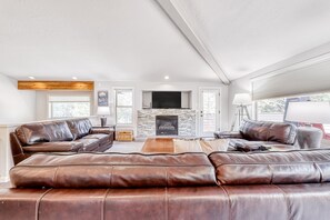 TV, fireplace, video games, DVD player - Relaxing getaway with a private hot tub, grill & 10 SHARC passes (Sunriver)