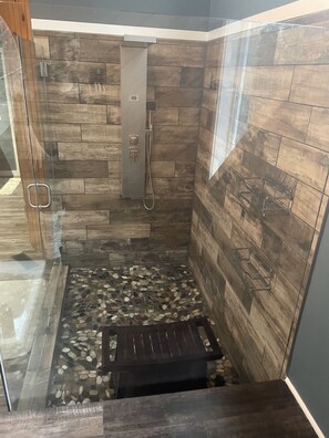 Combined shower/bathtub, jetted bath, hair dryer, bidet - Finger Lakes Wine Country Lake View Ski Loft Lake Home In Bristol Harbour Resort (Canandaigua)