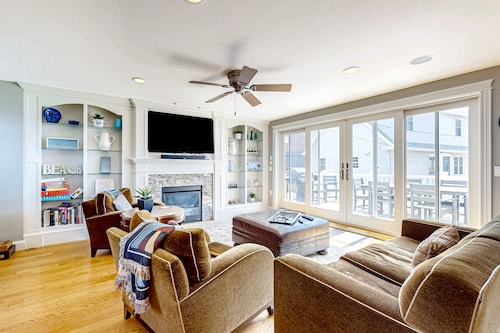 Upscale home with beautiful ocean views - across the street from the beach