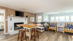 Fernseher, Kamin, DVD-Player