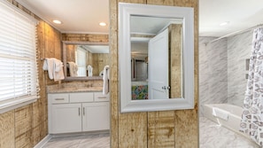 Combined shower/tub, towels