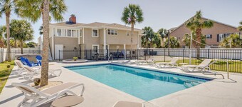 Private Beach House with pool & hot tub + Free Attraction Tickets!