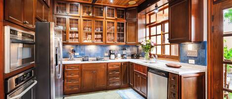 ثلاجة، ميكروويف، فرن، موقد طهي مسطح