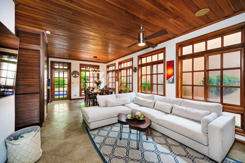 Courtyard 5♕Villa with Private Pool Across the street from the Beach♕