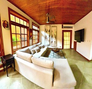 TV, offices - Courtyard 5♕Villa with Private Pool Across the street from the Beach♕ (Tamarindo)