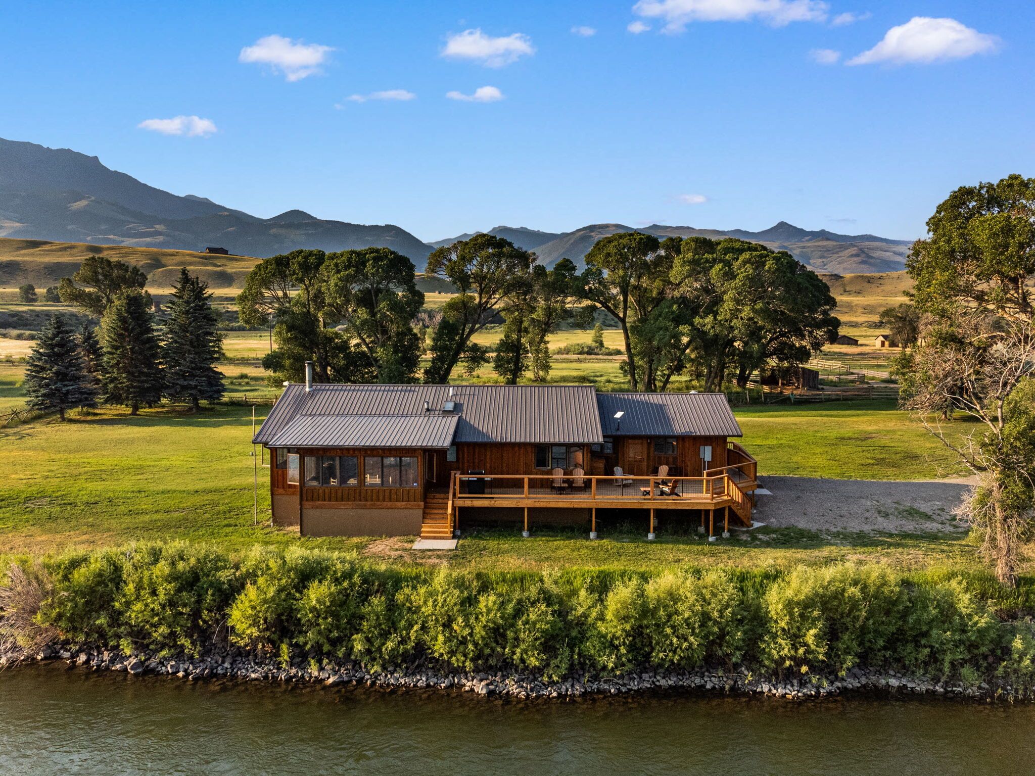 River Rose - Fully remodeled charming ranch style cabin on Yellowstone River!