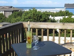 Outdoor dining - Welcome aboard the Captain's Quarters, a 3 bedroom Beach view house. (Florence)
