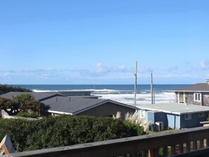Property grounds - Welcome aboard the Captain's Quarters, a 3 bedroom Beach view house. (Florence)