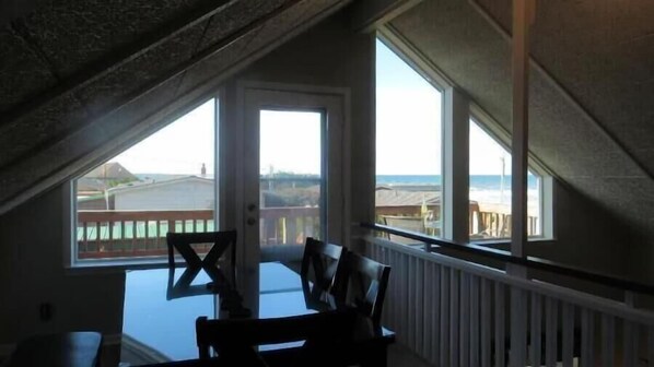Dining - Welcome aboard the Captain's Quarters, a 3 bedroom Beach view house. (Florence)