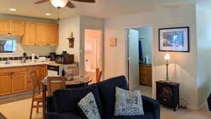 Smart TV, video-game console, Netflix, books - Surf Sounds Studio – Walk to the Beach, Hear the Waves! (Florence)