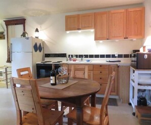 Full-sized fridge, microwave, oven, stovetop - Surf Sounds Studio – Walk to the Beach, Hear the Waves! (Florence)