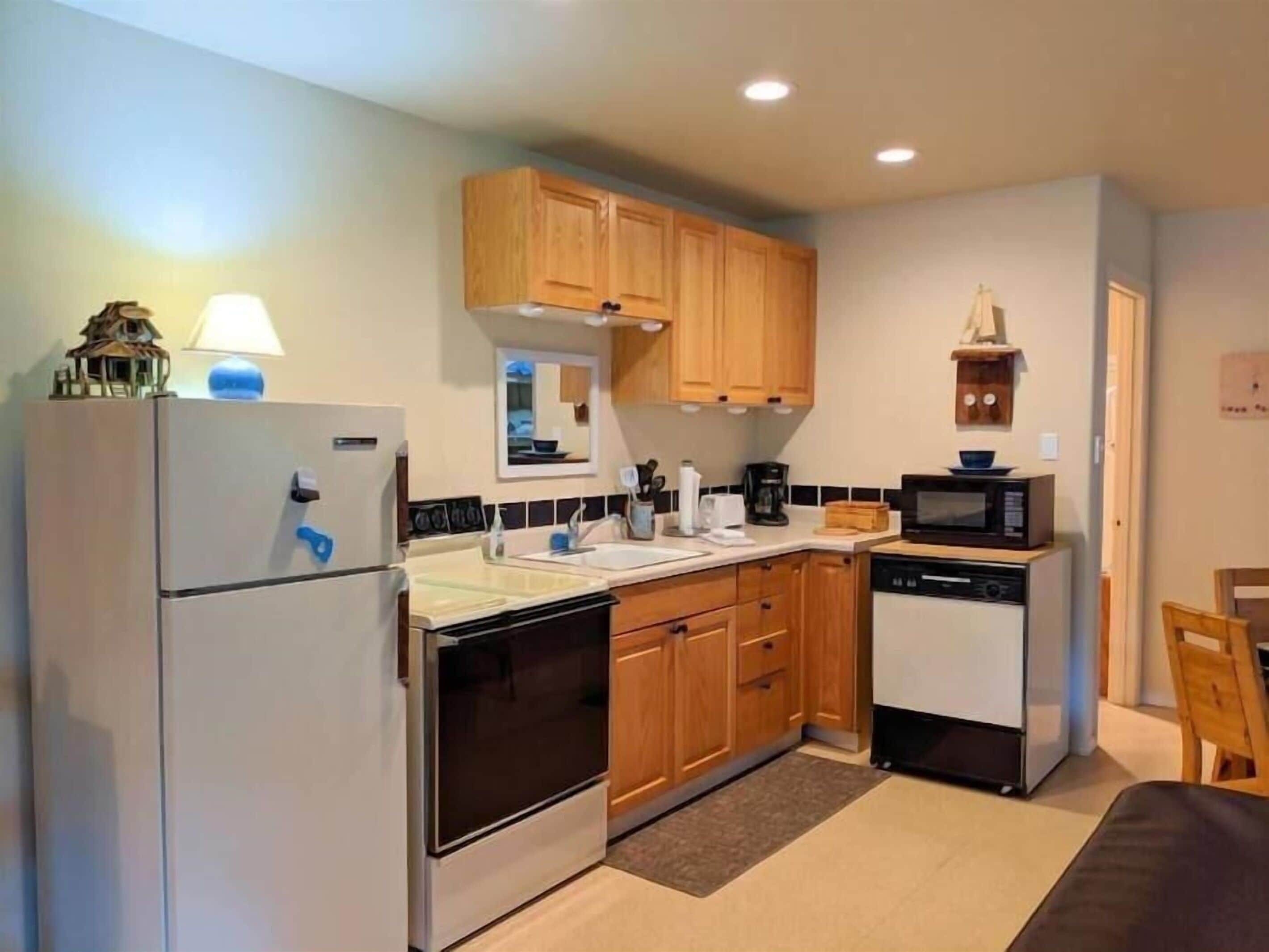 大冰箱、微波炉、烤箱、炉灶