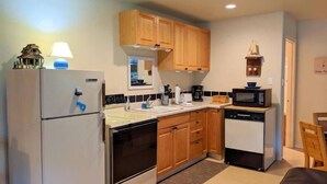 Coffee/tea maker, full-size fridge, microwave, oven - Surf Sounds Studio – Walk to the Beach, Hear the Waves! (Florence)