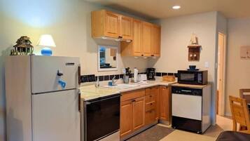 Full-size fridge, microwave, oven, stovetop