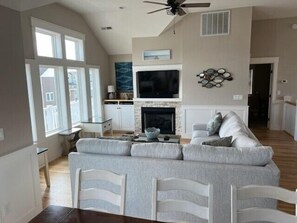 Een televisie, een open haard, een dvd-speler en een stereo