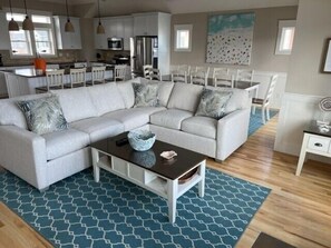 Een televisie, een open haard, een dvd-speler en een stereo