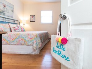 2 bedrooms, iron/ironing board, Internet, bed sheets - Treetop Cottage | Private Getaway, Walk to Beach! (Tybee Island)