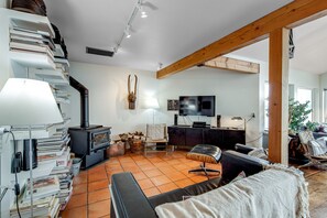 Téléviseur, foyer, livres