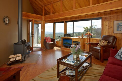 Luxurious Home With Spectacular Views, Spa & Ping Pong Table