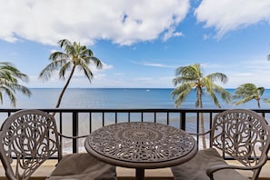 Outdoor dining - Experience Oceanfront Paradise: Beautiful 1-Bedroom Retreat - Sugar Beach #524 (Kihei)
