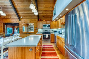 Fridge, microwave, oven, stovetop - Gorgeous riverfront house with entertainment - near Bay Street and the beach (Florence)