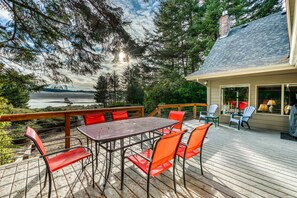 Outdoor dining - Gorgeous riverfront house with entertainment - near Bay Street and the beach (Florence)