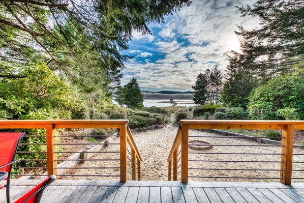 Property grounds - Gorgeous riverfront house with entertainment - near Bay Street and the beach (Florence)