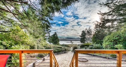 Upea Riverfront House w / viihde, lähellä Bay Street ja rannalle!