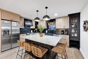 Mikrobølgeovn, ovn, oppvaskmaskin og kaffetrakter/tekoker