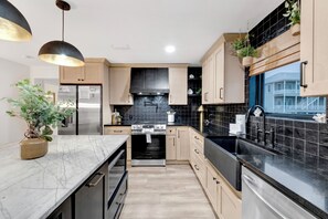 Microondas, horno, lavavajillas y cafetera y tetera 