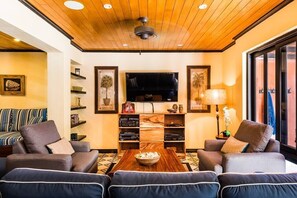 TV, offices - Villas Cerca del Mar 8✦Luxury Villa, near the Beach with a Private Pool✦ (Tamarindo)