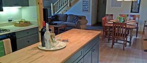 big center island make entertaining easy