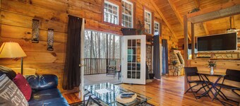 Cozy Dog-Friendly Studio Cabin with Hot Tub, Jetted Tub, Fireplace & WiFi