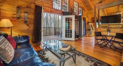 Cozy Dog-Friendly Studio Cabin with Hot Tub, Jetted Tub, Fireplace & WiFi