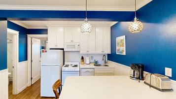 雪櫃、微波爐、焗爐、爐具