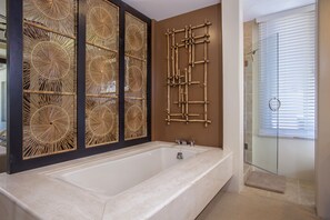 Bathtub, hair dryer, towels - Palms at Wailea #305 Ground Floor Unit, A/C Throughout, Wifi, Close to Pool (Wailea)