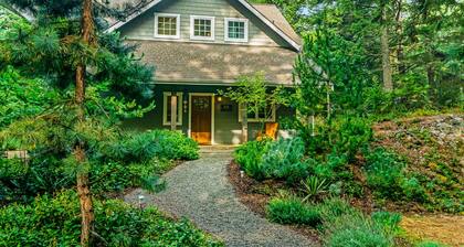    Schöne Orcas Island Craftsman-Stil zu Hause mit Blick auf gefiltertes Wasser 