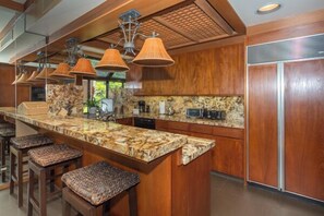 Kylskåp, mikrovågsugn, ugn och spishäll