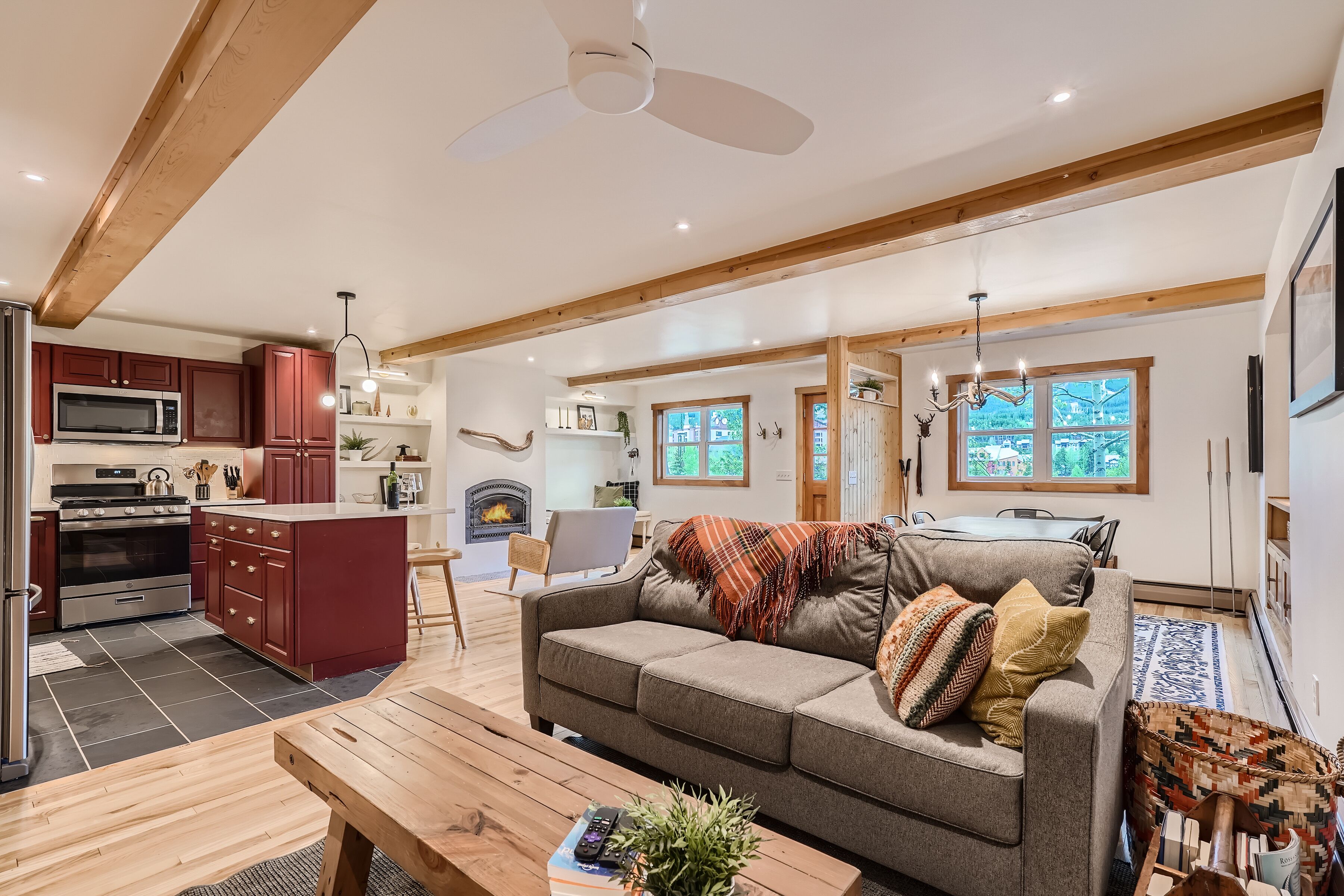 Luxe Dog-friendly downtown condo with Breckenridge Rec Center access!