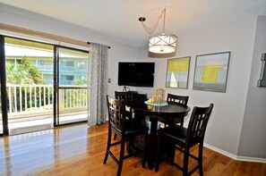Condo, 3 Bedrooms, 2 Bathrooms | In-room dining